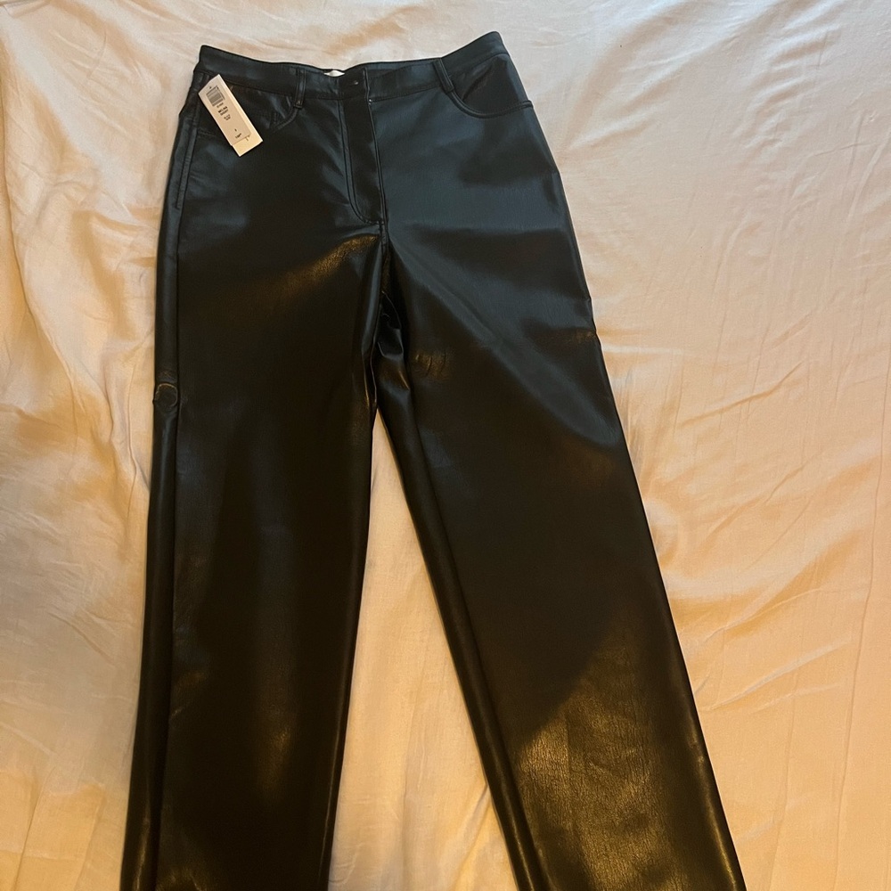 Vegan leather - Melina Short size 8 black - Wilfred brand from Aritzia